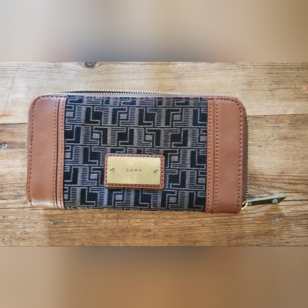 L.A.M.B. wallet Gwen Stefani